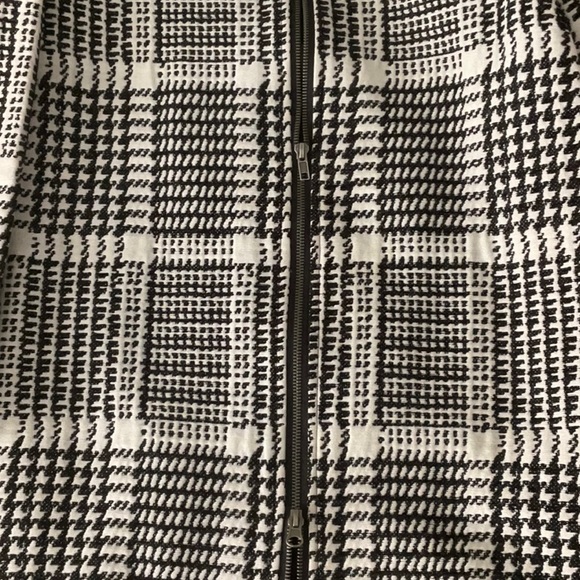 Women’s Black and Cream Patterned Jacket with front zipper. - Picture 4 of 5